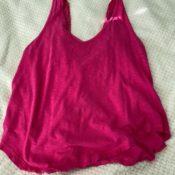 I’m selling a hollister tank top - Picture 3 of 3
